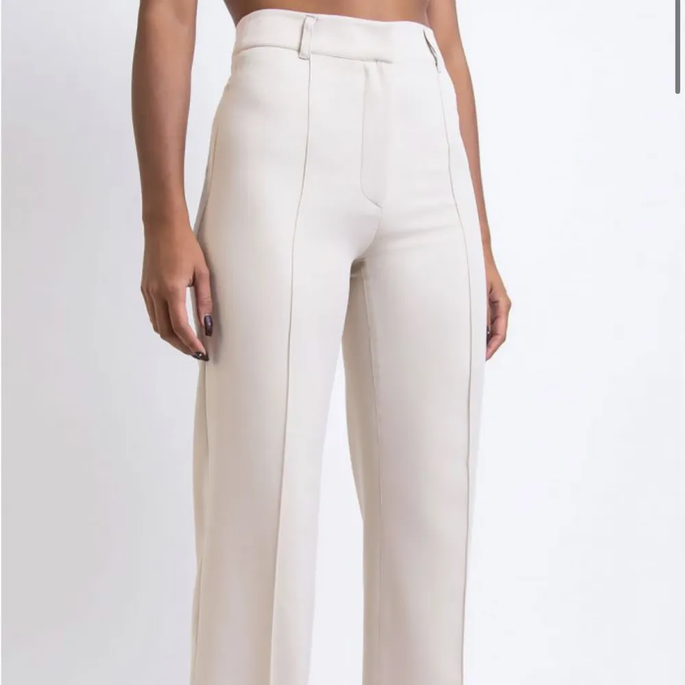 Säljer ett par kostymbyxor från Madlady, högmidjade utan fickor i modellen Hazel. Färg off white i storlek 34 Regular. Endast använda en gång . Jeans & Byxor.