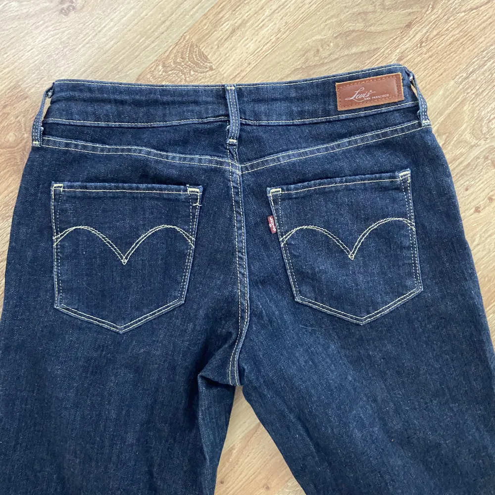 Lågmidjade jeans från Levis i perfekt form. Öppen för alla frågor😚. Jeans & Byxor.