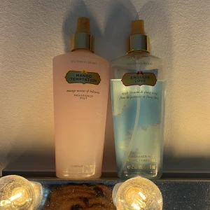  två stycken Victoria secret perfymer💓 -  jag säljer två stycken Victoria secret perfymer  då den ena rosa Är Fyld  med lite vatten men luktar fortfarande mycket rekommenderar stort köp gärna💋👌🏼