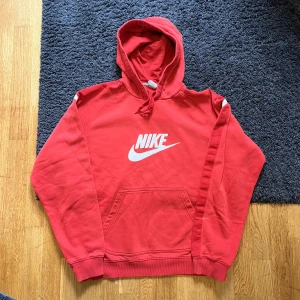 Nike Hoodie - Vintage Nike Hoodie av äldre modell. Tröjan är fin men har en vit fläck på ena ärmen (se andra bilden längst ner till vänster) Kontakta mig vid frågor! Kan skicka fler bilder om det önskas. 😁