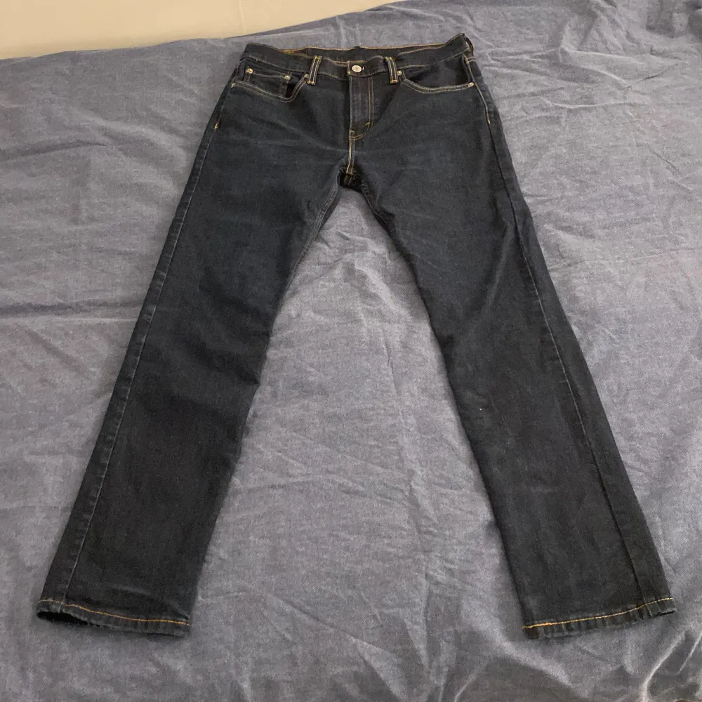 Säljer dessa sköna Levis 502 i en fet mörkblå färg. Jeansen är i princip oanvända och i mycket bra skick.. Jeans & Byxor.
