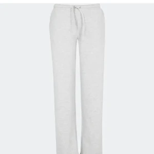 Bikbok mjukisbyxor  - Säljer mina gråa mjukisbyxor från bikbok då de ej kommer till användning längre.  Andra bilden är lånad skriv för bilder på dom ✌🏻