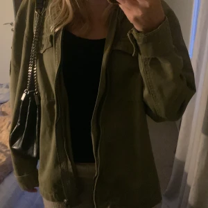Grön jeansjacka - Säljer den här fina jeansjacka i mörkgrön färg💞💞jätte fin nu till hösten!!skicka till mig om det behövs fler bilder!!