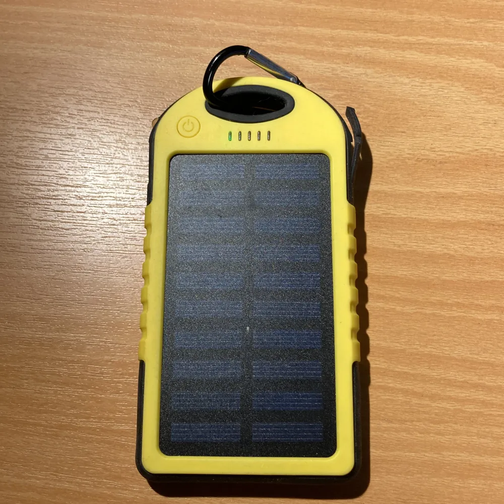 Powerbank med solcell. Funkar även som lampa. Säljer då den inte kommer till användning, funkar alltså som den ska. Kan laddas både med sol och sladd :). Övrigt.