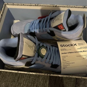 Jordan 4 university blue - Jordan 4 university blue, använda några gånger men generellt sätt är dom som nya, köpt ifrån stockx och därmed följer en QR kod. Pris 4000 däremot kan den möjligtvis diskuteras 
