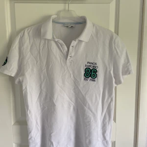 Panos Emporio piké - Häftig piké från Panos Emporio i en frösch vit färg storlek L men passar även för den som har M. 