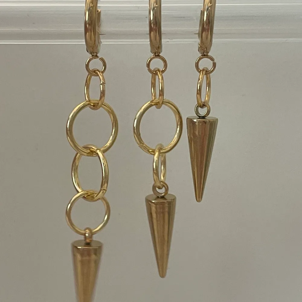 3 par Layerd hoop earrings guld, 1 par kostar 150kr men alla 3 för 300kr. Accessoarer.