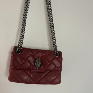 Kurt Geiger väska  - Super fräsch och snygg väska från Kurt Geiger med en snygg vinröd färg, perfekt för höst!