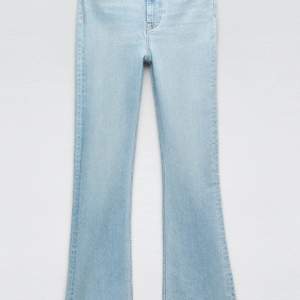 säljer dessa blå jeans från zara då de inte kommer till användning! de är helt nya och aldrig används men har tagit av prislappen så kan inte lämna tillbaka. skriv ifall ni vill ha fler bilder eller referens och liknande💞