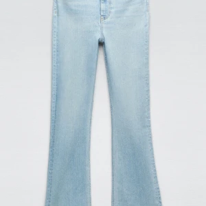 bootcut/ flare jeans - säljer dessa blå jeans från zara då de inte kommer till användning! de är helt nya och aldrig används men har tagit av prislappen så kan inte lämna tillbaka. skriv ifall ni vill ha fler bilder eller referens och liknande💞
