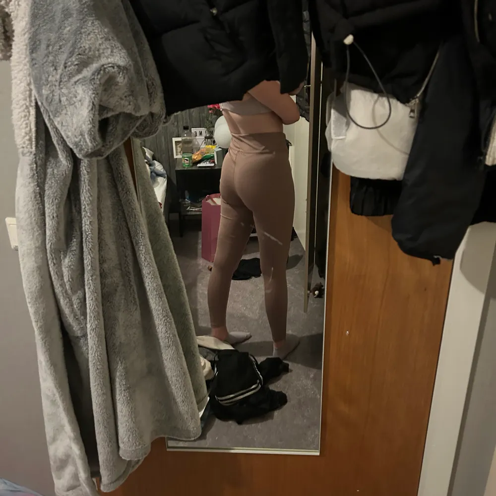 Jag är 164cm och väger ca 60kg. Kan hämtas i sundsvall eller fraktas mot fraktkostnad!. Farkut & Housut.