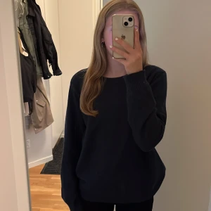 Vila tröja  - En fin mörkblå vila tröja i storlek L💕