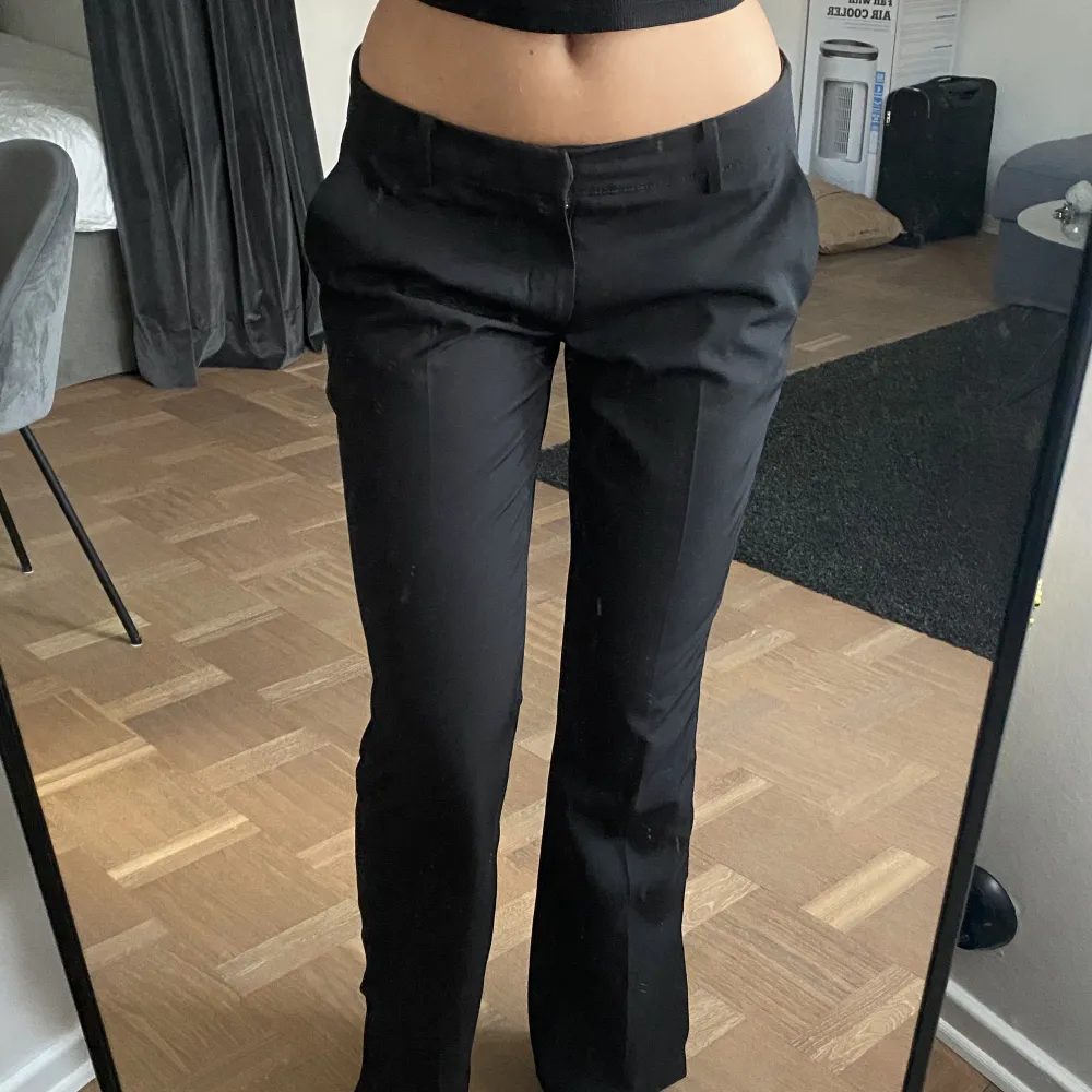 lågmidjade kostymbyxor med slits från bikbok i modellen ”Vera”❤️i storlek 40 men passar mig som vanligtvis har 36-38❤️. Jeans & Byxor.