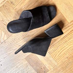 Märke: vagabond Modell: ELENA 4735-140-20 BLACK  Väldigt snygga skor som funkar både till vardags och till fest. Säljes pga att de inte kommer till användning.  Använda några gånger men i fint skick   Kommentera för fler bilder / vid frågor