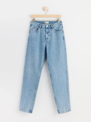 Raka High Waist Jeans  - Är bara använd ett par gånger och är i ett väldig bra skick.Hade fått jeansen i present och var för stor på mig men kunde inte byta storleken med att jag inte hade nån kvitto.Själv har jag 34 i str och byxorna är i str 36.Jeansen kostade 499kr i butiken.