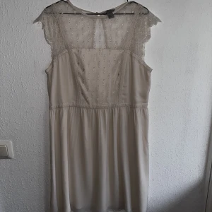 Klänning med spets upptill - Ljusrosa/beige knälång klänning 