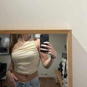 One shoulder topp - Använd fåtal gånger och är väldigt bekväm💕frakt tillkommer 