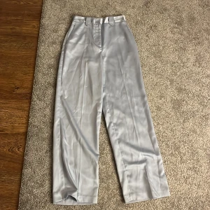 Blå satinbyxor  - Blå satinbyxor från zara i storlek 34. Använda 1 gång🌸