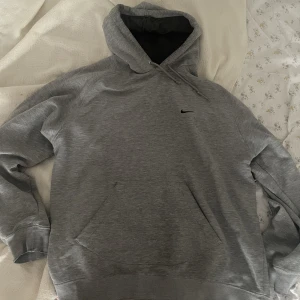 Vintage nike hoodie - Vintage nike hoodie i bra skick. Stl xl men mer som l