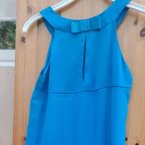 Säljer denna jättesöta kläningen! Den är jätteskön och tunn, perfekt för sommaren, 100% polyester tyg. Vet inte riktigt hur många gånger jag har använt den men den är i super fint skick! Skriv för fler bilder!🩷