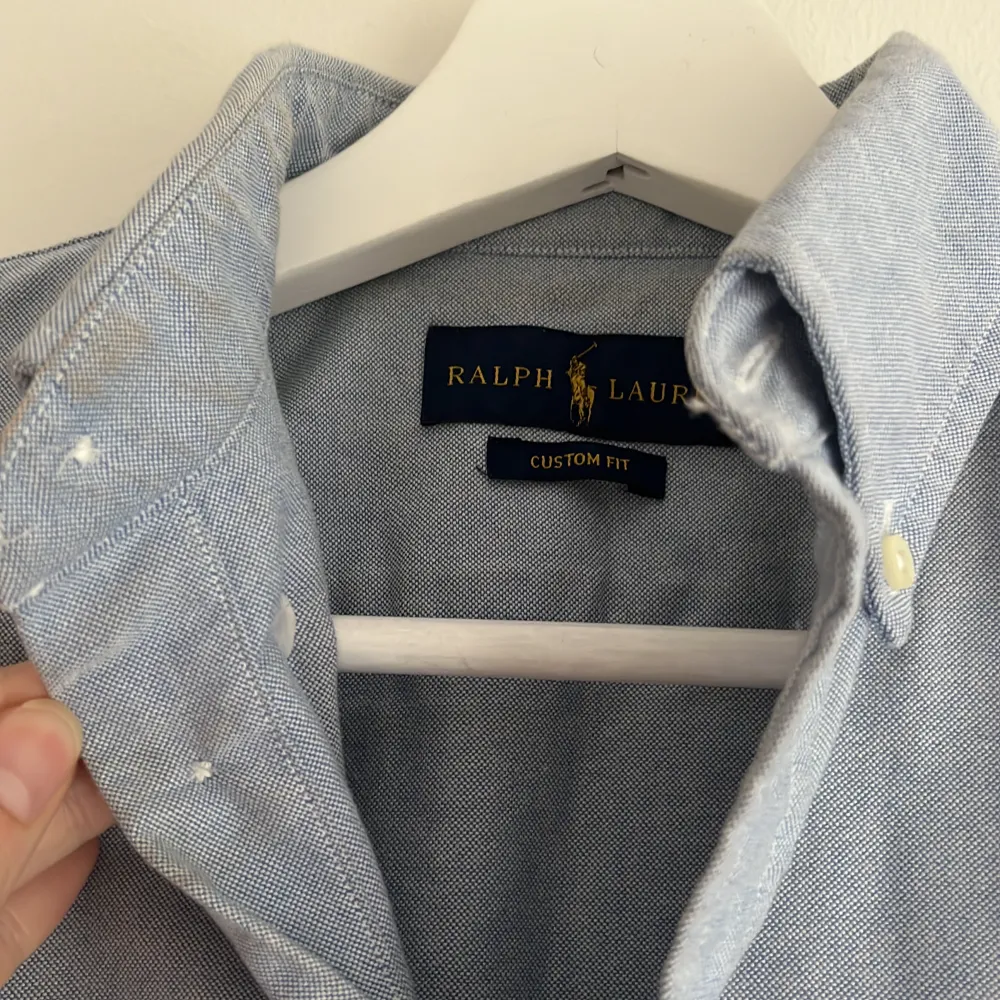 Skjorta från Ralph Lauren. Custom fit. Storlek XS Dam. 100% bomull. Enda tecken på användning är lite smink på insida krage (är 99% säker att de går att tvätta bort).. Skjortor.