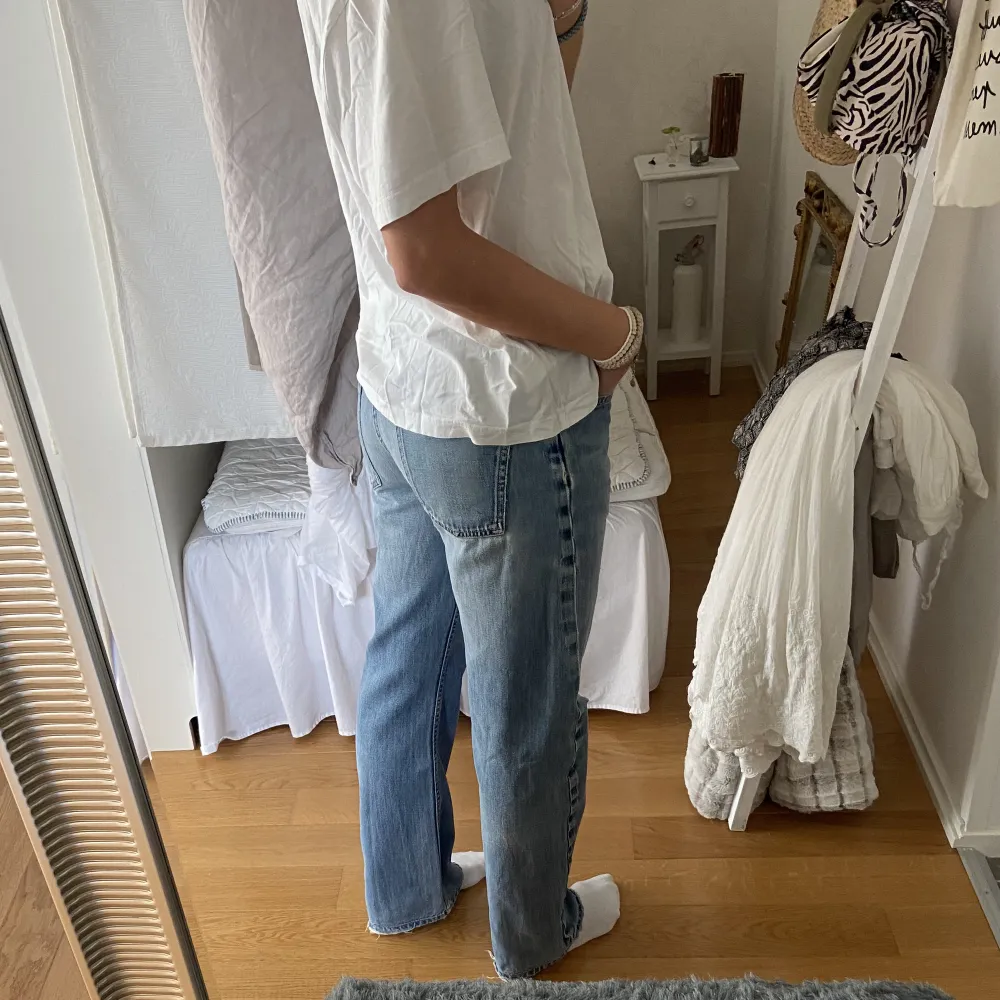 Så snygga jeans som tyvärr inte kommer till användning💕 går att ha lågmidjade men skulle säga att de är midrise💕 hon på bilden är 172 för referens . Jeans & Byxor.