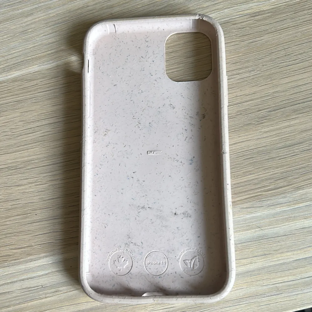 Skal till iphone 11 köpt från Pela Cases, info från deras sida: ”Pela cases are the world's first truly sustainable phone case. They are durable enough to protect your phone from drops and scratches and are also compostable!”. Accessoarer.