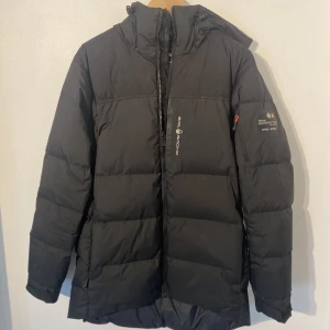 Sail Racing Jacka - Säljer nu en riktigt schysst Sail Racing Cape Down Jacka. Skicket är som nytt använt välvårdat. Pris kan förhandlas vid snabb affär!