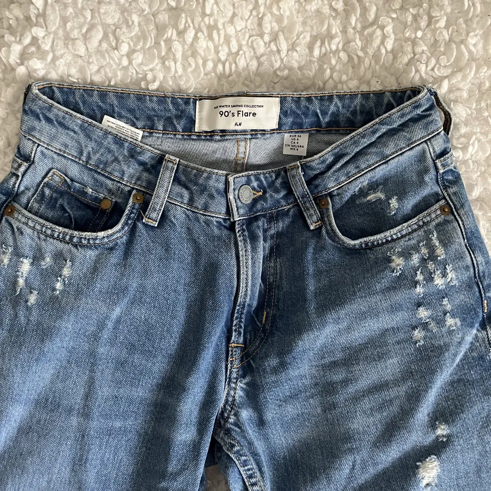 Helt oanvända lågmidjade jeans, köpta från H&M. Slutsålda på hemsidan. Säljer pga att dom är försmå. Stl 36 men skulle säga 34/36. Skriv om ni undrar något🩷. Jeans & Byxor.