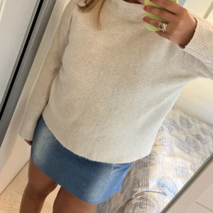 Vit stickad tröja  - Vit stickad med en liten turtle neck från UNIQLO🤍🫶🫶 Jättebra kvalitet!! Relativt tjock material och helt perfekt till hösten!!