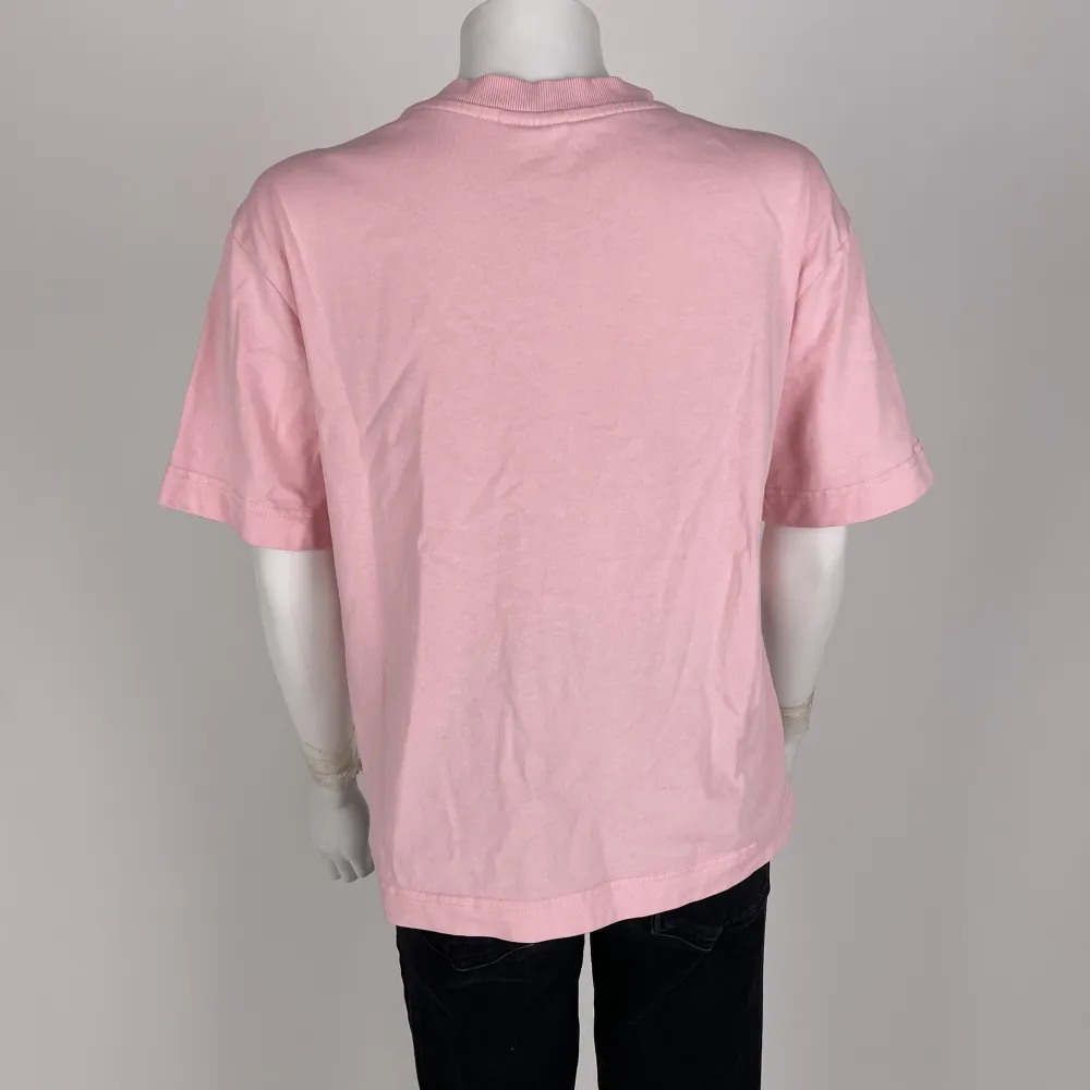 Rosa basic t-shirt från Ginatricot. Flitigt använd men i bra skick. Storlek M. . T-shirts.