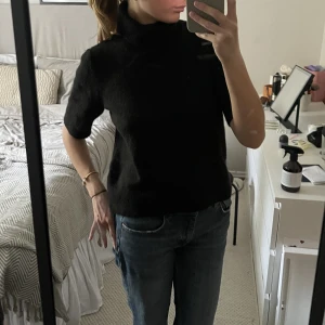 Stickad T-shirt  - Svart stickad T-shirt med polokrage🍂 Tunn och skön nu till hösten men även vinter, använd fåtal gånger/bra skick🤍