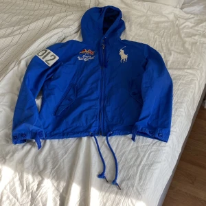 Ralph lauren track jacket - Säljer nu min rare vintage ralph lauren track jacket 1934 france. Denna jacka i storlek medium och med tanke på den mörkblåa färgen på jackan är den lätt att ha vardagligt nu mot hösten. Priset är inte suttet i sten🤙