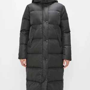 Dunjacka Altitude 8848 - Varm och väldigt  snygg dunjacka i längre modell med oversize passform. Jackan är slitstark och är vind- och vattenavvisande. Har använts bara några fåtal gånger. I nyskick och snygg passform. 