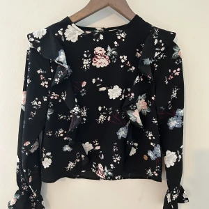 Kappahl blus - Säljer denna fantastiska blus ifrån Kappahl som är helt slutsåld på hemsidan. Blusen har inga defekter alls och är enbart använd 1 gång🤍Vid frågor är det bara att höra av sig🤍