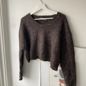 Stickad tröja croppad - Något nopprig, går bort med noppmaskin. Väldigt liten i storleken, har normalt xs-s, sitter löst men är croppad