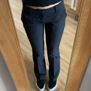 Bikbok vera kostymbyxor  - Säljer mina fina kostymbyxor i modellen Vera som är lågmidjade. Storlek 36 men de är små i storleken så skulle sägs stt de passar 34💕💕 De har även en liten slits💕💕💕köpta för 500kr💕