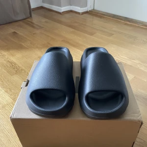 Yeezy Slides - Onyx - Yeezy slides Onyx  Storlek: 43   Kvitto Finns