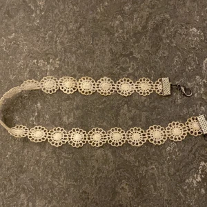 Choker - Vit choker med spets blommor. Lite coquette eller cottagecore🤍🎀. Kontakta vid frågor!