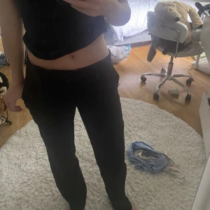 Lågmidjade kostymbyxor - Assnygga lågmidjade svarta kostymbyxor, säljer då jag har inte fått användning för dom! Är pyttelite noppriga (skriv privat för bild) men inget som man alls tänker på💗