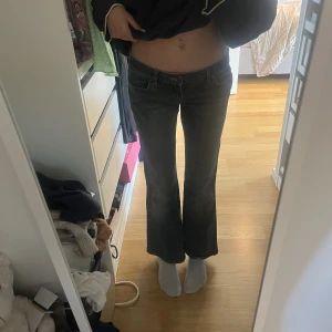 Lågmidjade jeans från calvin Klein  - Bra skick! Om ni vill ha fler bilder så är det bara att skriva !🥰😘 jag är 167 för referens! ☺️fråga om mått om ni vill ha det! 