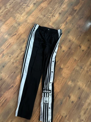 Adidas original byxor  - Adidas original byxor storlek 36, nästan aldrig använda, passar mig som är storlek xs och 170cm lång. nyskick!