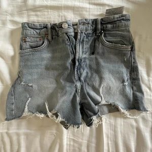 Zara Shorts - Säljer mina favorit shorts från zara i stl 36💕använda få gånger pågrund av tajta i midjan 