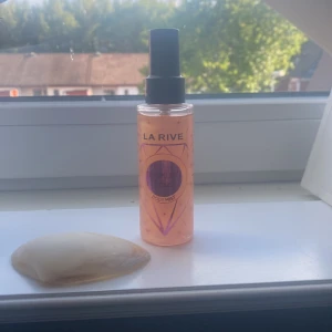 Body mist  - En oanvänd body mist ❤️‍🩹 luktar jätte gått🤗 Den är i mini format, perfekt att packa med i skolväskan eller resväskan 😍