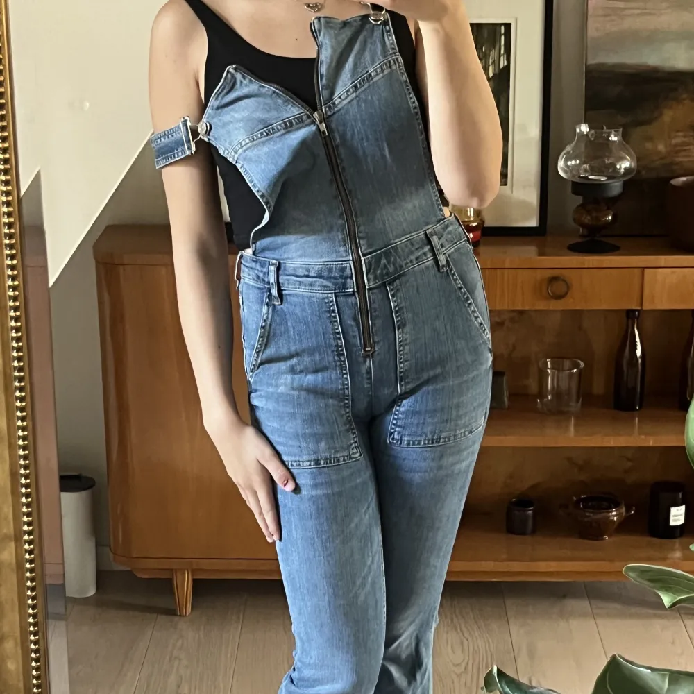 Cool byxdress i jeansmaterial som jag har köpt second hand men är ursprungligen från Gina🧚‍♀️ jättecool men kommer inte till användning💖. Jeans & Byxor.