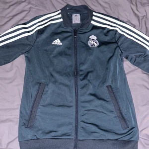 Real Madrid tröja - Hej, säljer denna sjukt fina Real Madrid tröja i storlek 152, priset kan diskuteras 