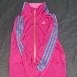 Kofta - Säljer en jätte fin kofta som jag inte vill ha längre för har vuxit ur den fast använt den minst 5 gånger så den är ganska ny och är jätte cool och fin, kan användas på träningar eller bara allmänt när man ska va hemma eller ute 