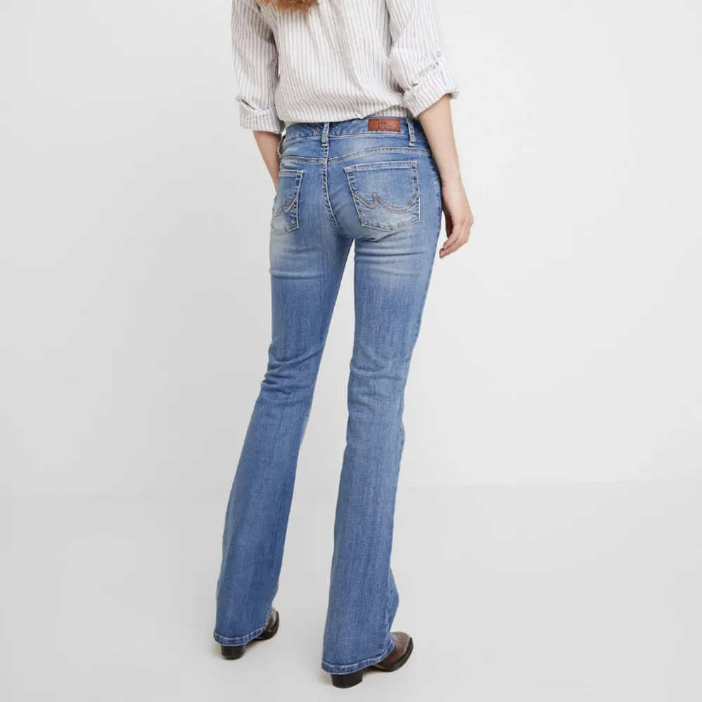 Jag säljer nu mina helt nya, oanvända ltb jeans i ASSNYGG flare modell då de tyvärr är lite för stora för mig i benen.😖 slutsålda i alla strl! Lappen kvar. Om nån har samma modell i 26/34 och vill byta strl med mig (har 27/34) hör av er!🤗🤍. Jeans & Byxor.