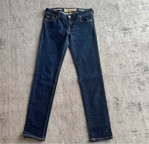 Jacob Cohen jeans  - Säljer mina Jacob Cohen jeans. Väldigt fint skick. Knappt använda. Färgen är marinblå. 