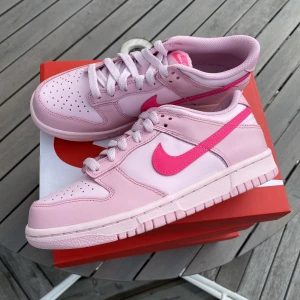 Nike Dunk Low ”Triple Pink” - Säljer dessa Nike Dunk Low ”Triple Pink”. De är helt nya och oanvända. Köpta ifrån Nike och självklart äkta. Finns i storlek 37.5 men andra storlekar går även att lösa i dm. Använd gärna Köp nu funktionen men Swish funkar också.